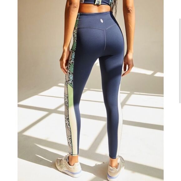 New FP Movement Run Remix Leggings /
Daisy Check Combo
Retail $98
NWOT - Picture 5 of 12